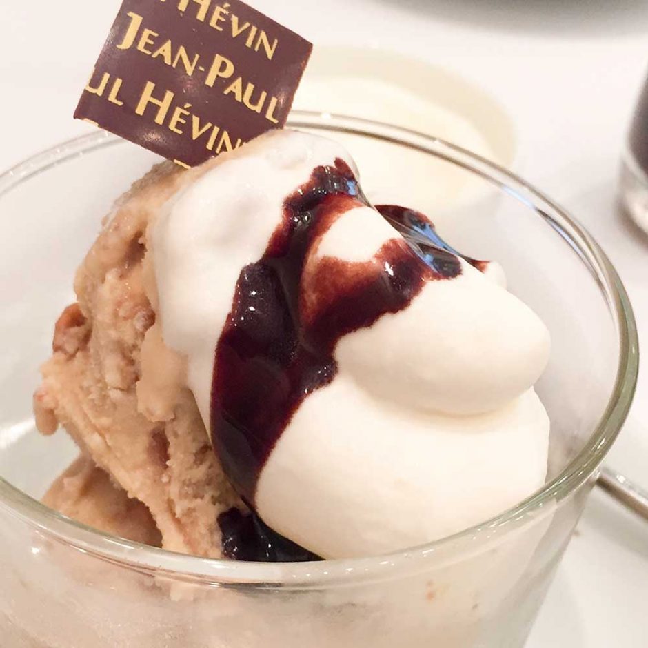 ジャンポールエヴァンのプラリネアイスクリームに生クリームとホットチョコレートシロップを添えて
